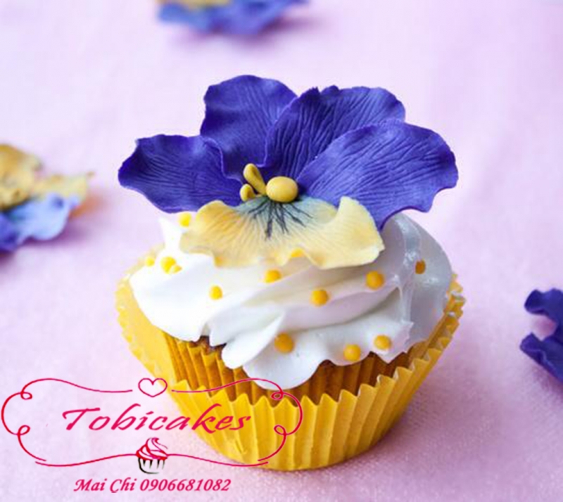 CUPCAKES TRANG TRÍ HÌNH CÁNH HOA TÍM