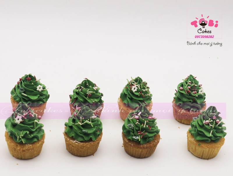 CUPCAKES CHRISTMAS TREE
