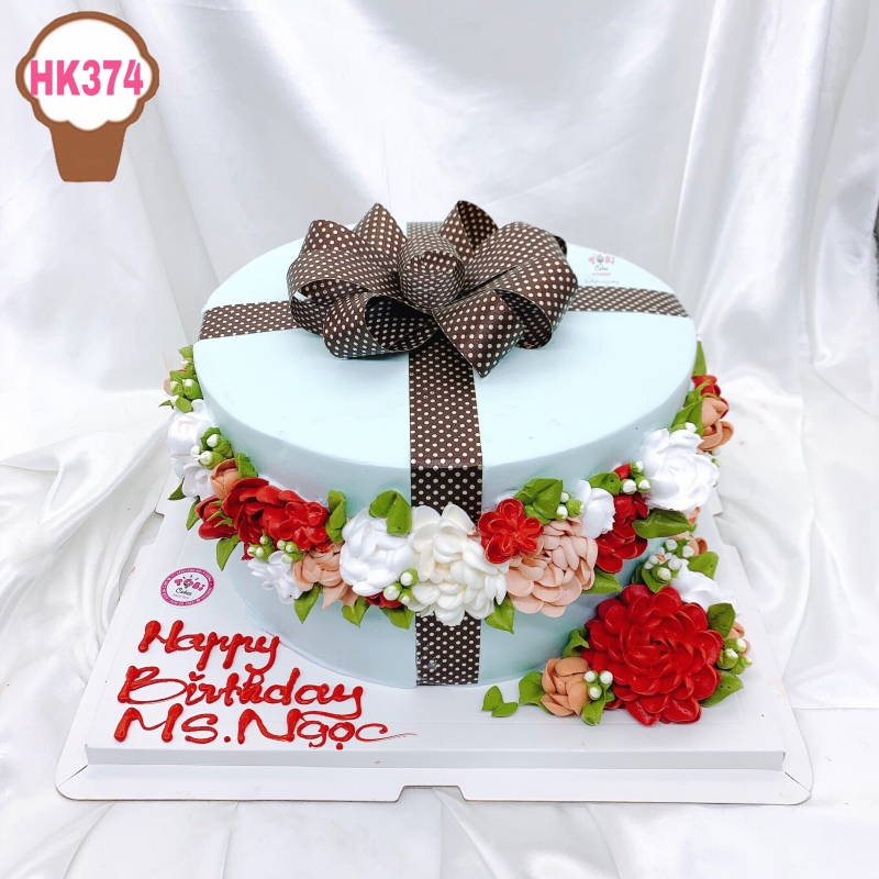 HK374 - BÁNH SINH NHẬT HÌNH HỘP QUÀ ĐẶC BIỆT TRANG TRÍ HOA KEM XUNG QUANH
