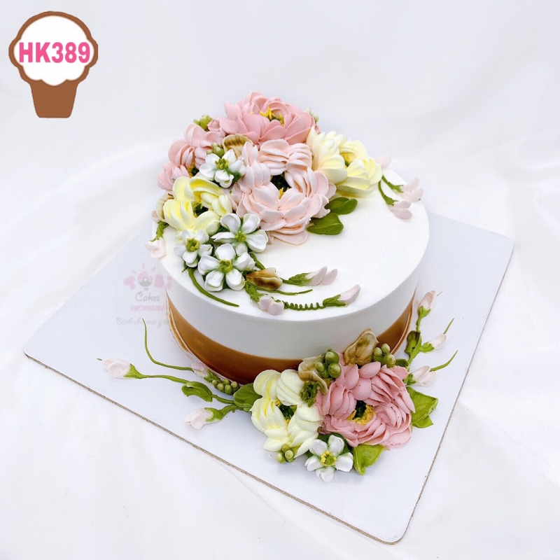 HK389 - BÁNH SINH NHẬT DÀNH CHO PHÁI NỮ TRANG TRÍ HOA KEM TONE NHẸ NHÀNG XINH XẮN