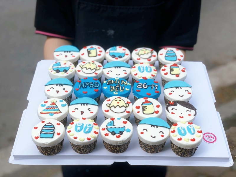 CUPCAKE VẼ THEO YÊU CẦU TONE XANH TRẮNG MỪNG SINH NHẬT BÉ TRAI