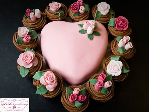 BÁNH SINH NHẬT TẠO HÌNH TRAI TIM VÀ SET CUPCAKES